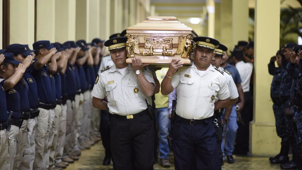 Tres policías murieron en ataques de pandillas. Tres policías murieron en ataques de pandillas.