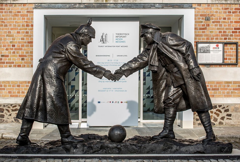 Estatua de un soldado británico y un alemán dándose la mano.
