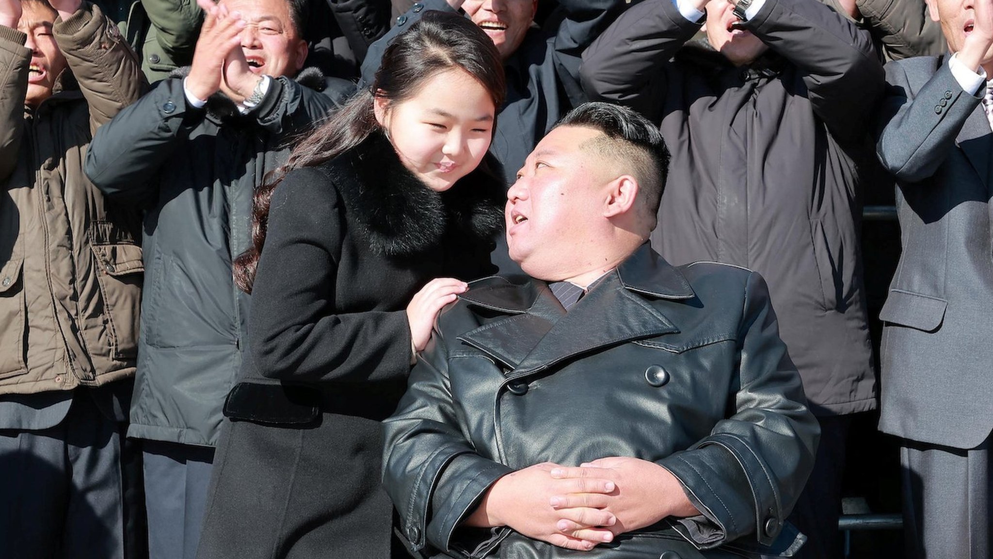 ماذا نعرف عن ابنة زعيم كوريا الشمالية كيم جونغ أون وهل يُعدها لخلافته؟ - BBC News عربي