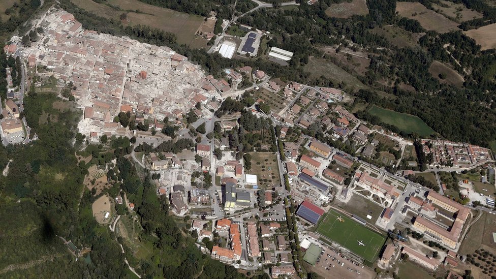 Аэрофотоснимок показывает поврежденные здания в старом центре Аматриче (слева) после землетрясения 24 августа 16