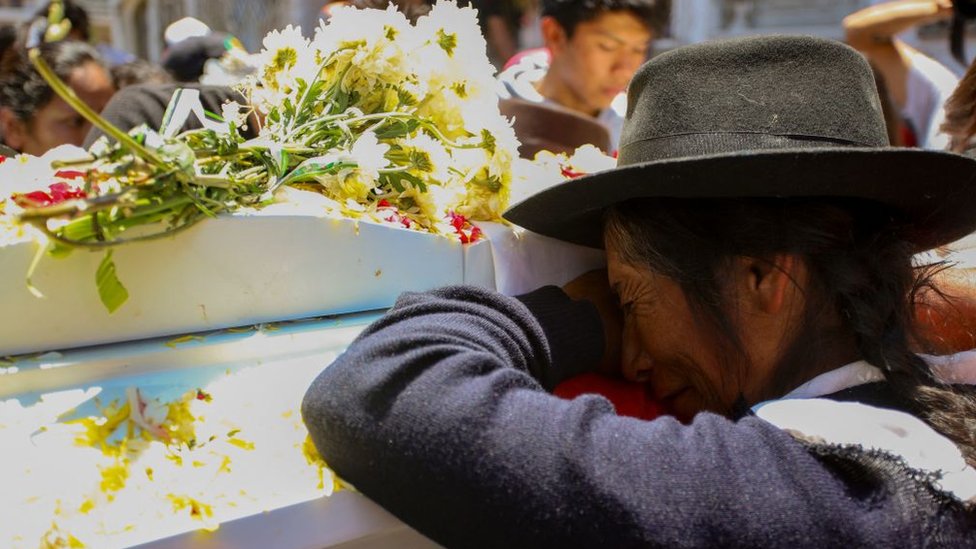 Familiar de joven muerto en Ayacucho llora sobre su ataúd. 18 de diciembre 2022.