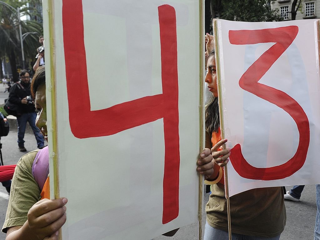 En septiembre de 2014, 43 estudiantes desaparecieron en Ayotzinapa, México, sin que hasta que ahora se conozca su paradero. Carteles con la palabra 43.
