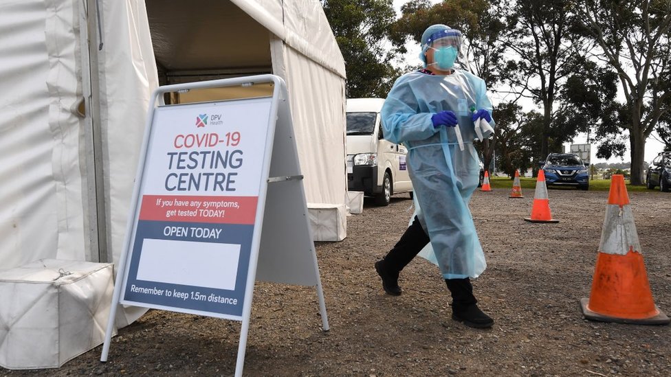 Медицинский работник, работающий в защитной экипировке, работает в центре тестирования COVID-19 в Мельбурне, Виктория, Австралия, 18 сентября 2020 г.