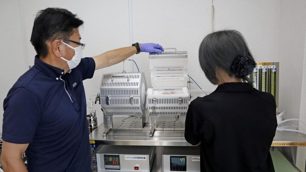 日本宮城多賀城政府工作人員操作儀器檢測福島沿岸漁獲中放射物氚的水平（26/8/2023）