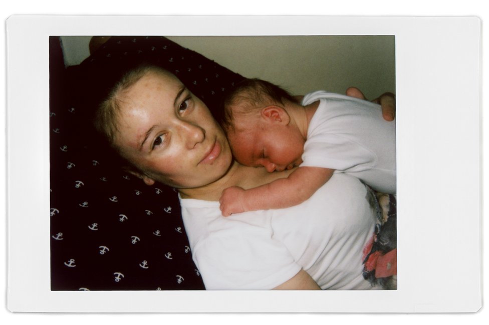 Поляроидное фото Людмилы и ее ребенка