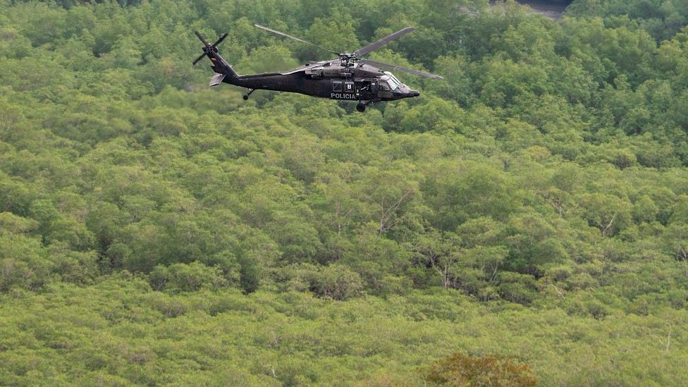 Un helicóptero sobrevuela cultivos de coca en el departamento de Nariño, Colombia.
