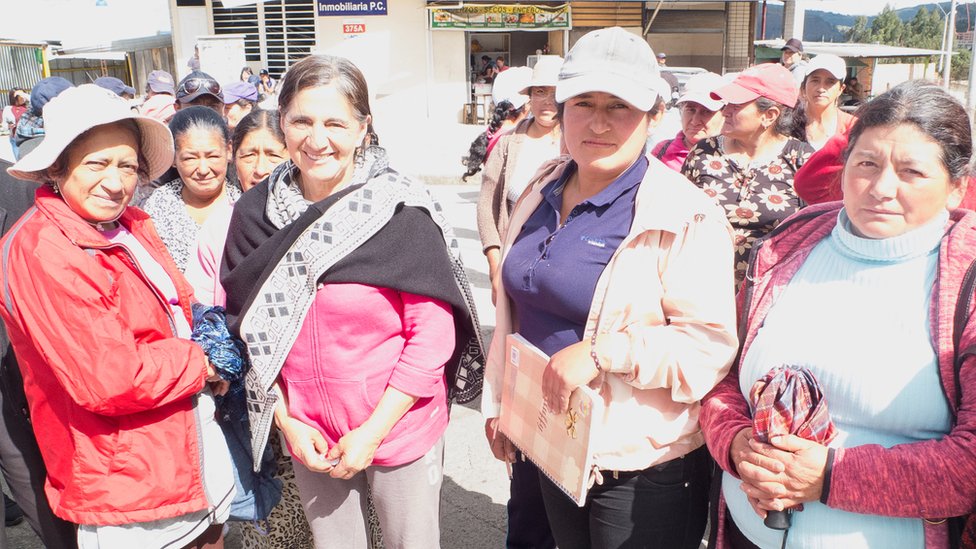Un grupo de mujeres campesinas que participan en los bloqueos en Ecuador
