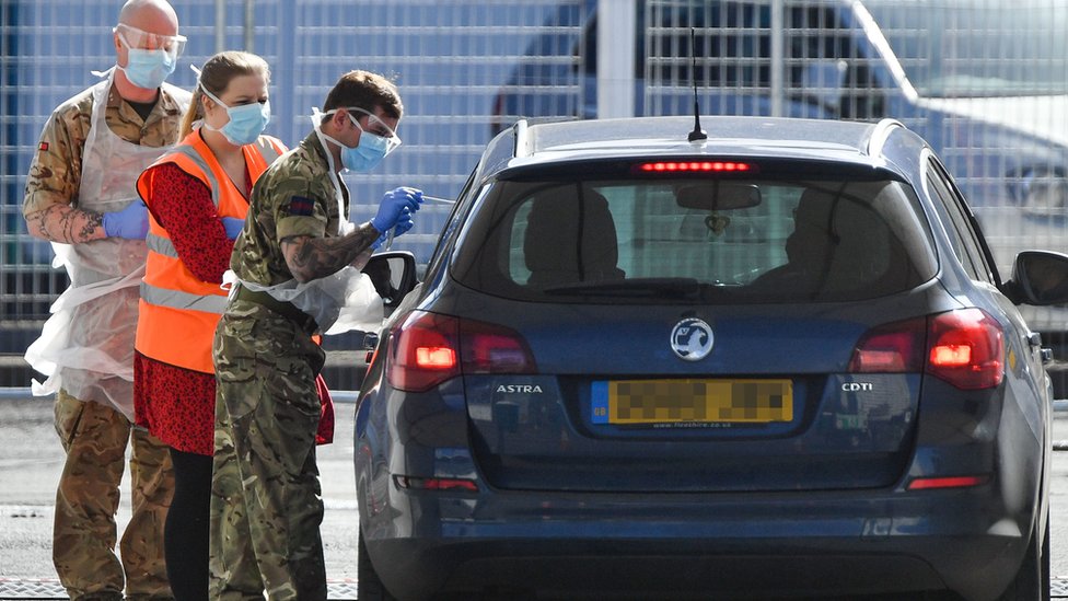 Фотография сделана в 10.46: военнослужащие помогают проводить тесты на Covid19 для работников Национальной службы здравоохранения на крикетной площадке Эджбастон в Бирмингеме