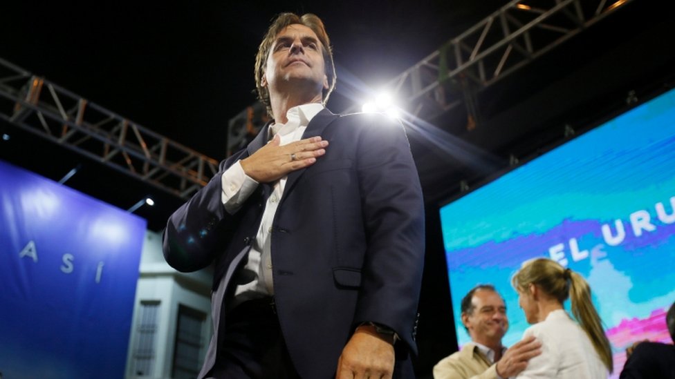 Луис Лакаль Поу разговаривает со своими сторонниками после второго тура президентских выборов в Монтевидео, 25 ноября