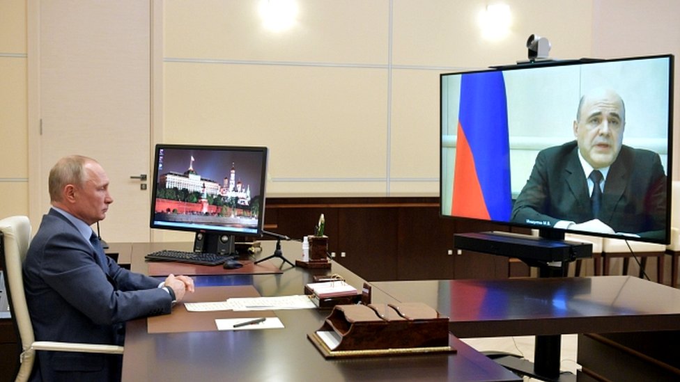 Президент Путин слушает премьер-министра Михаила Мишустина во время их встречи по видеосвязи в государственной резиденции Ново-Огарево под Москвой, Россия 30 апреля 2020 г.