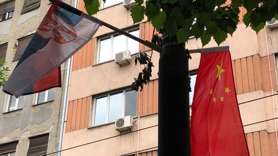 Zastave su duž svih centralnih beogradskih ulica
