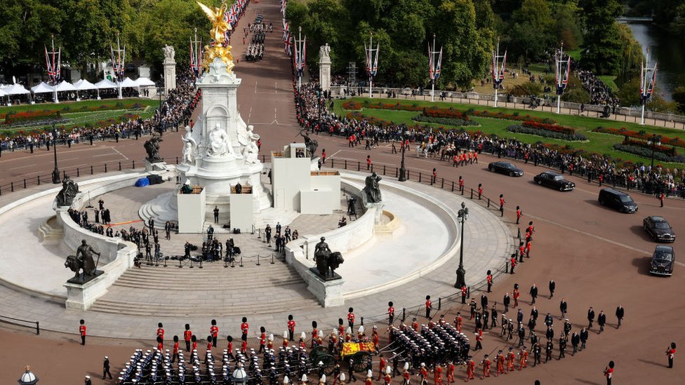 Cortejo fúnebre pasando por delante del monumento de Victoria