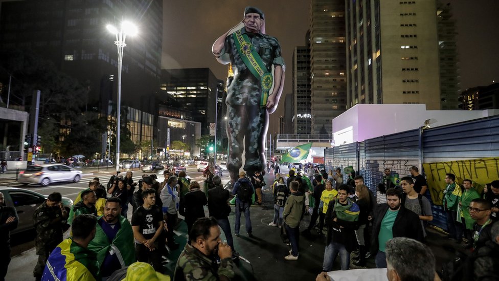 Manifestantes en São Paulo rodean un muñeco que homenajea a Mourão.
