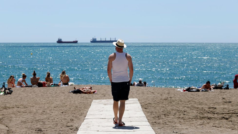 Pessoas curtem a praia em Málaga, na Espanha