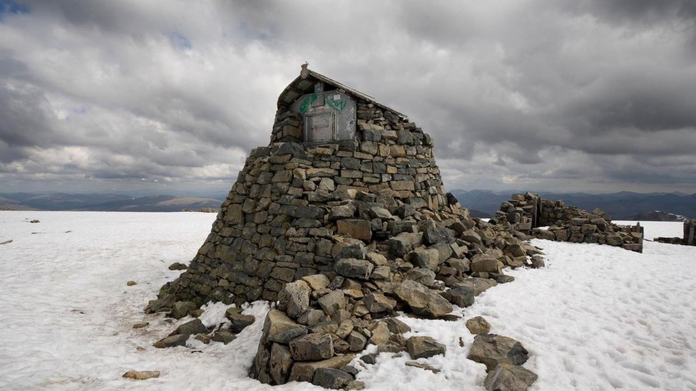Los investigadores construyeron una cabaña de piedra en la cumbre de la montaña.