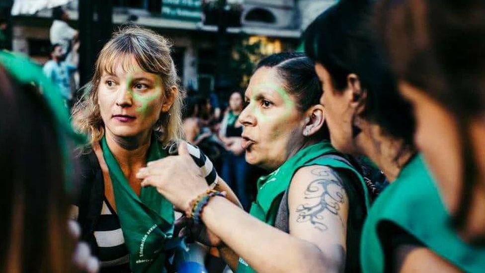 Celeste Mac Dougall (a la izquierda en la foto) es parte de la campaña por el aborto libre, seguro y gratuito desde hace nueve años. Celeste Mac Dougall