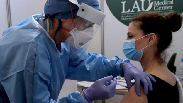 امرأة تُعطى اللقاح في لبنان