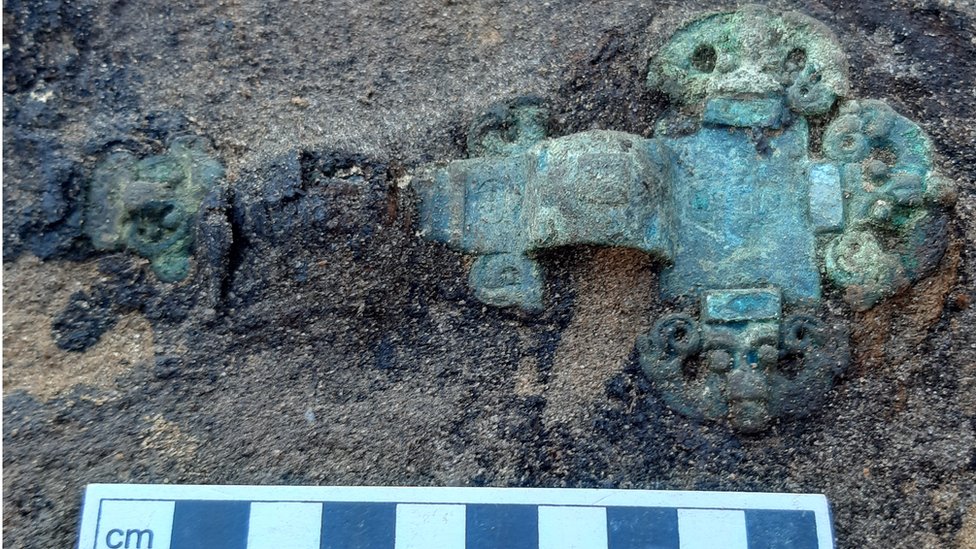 Крестообразная брошь, найденная на англосаксонском кладбище в Олтоне