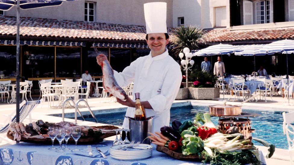 18 мая 1984 года французский шеф-повар Жоэль Робюшон позирует с рыбой в Порт-Гримо на юго-востоке Франции