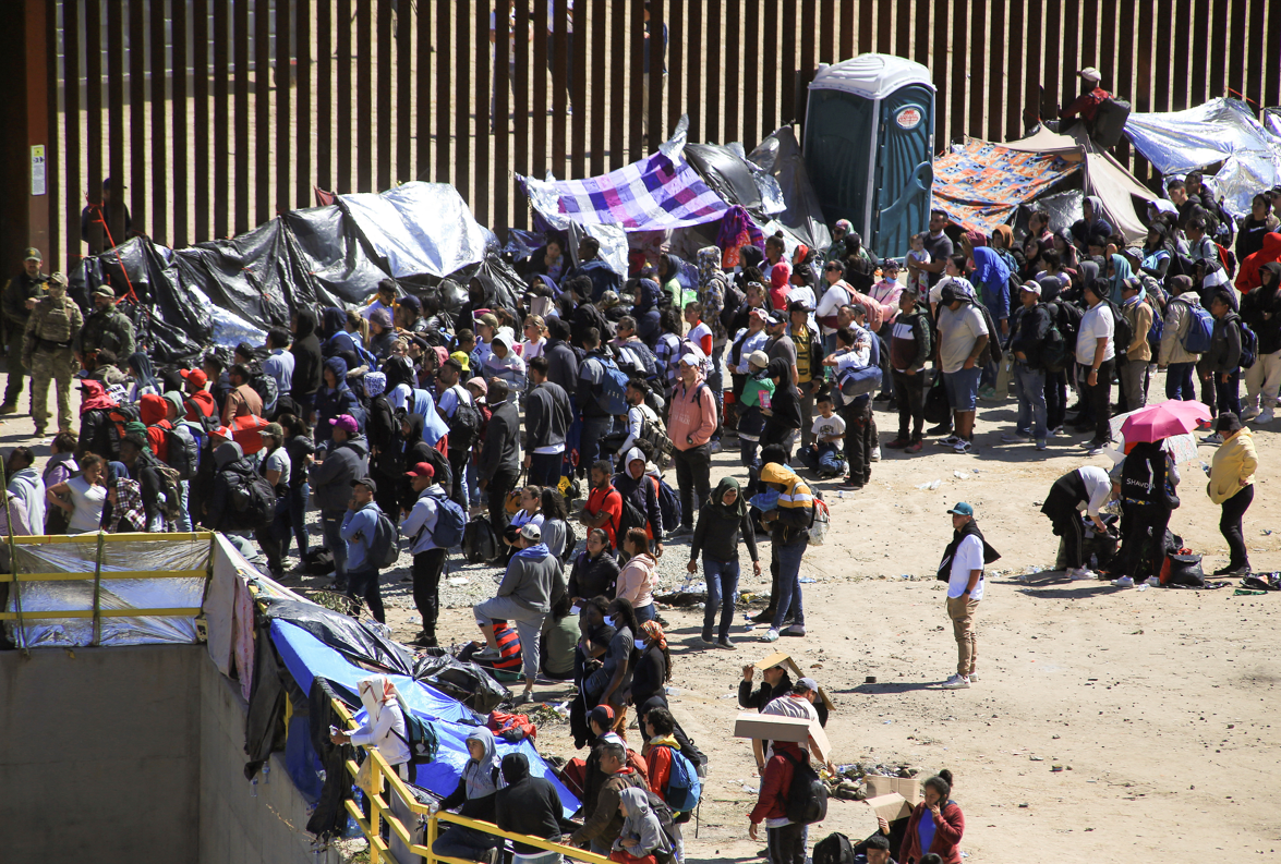En el paso fronterizo de San Diego también se registran grupos numnerosos de migrantes antes de que cambie la política.