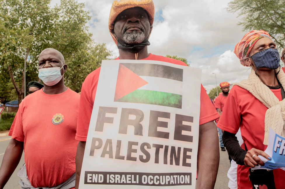 في مدينة جوهانسبيرغ في جنوب أفريقيا، أعضاء اتحاد العمال، وانضم إليهم متظاهرون آخرون، يعربون عن تأييد القضية الفلسطينية، خلال تظاهرة أمام مقر المفوضية التجارية الإسرائيلية، في المدينة