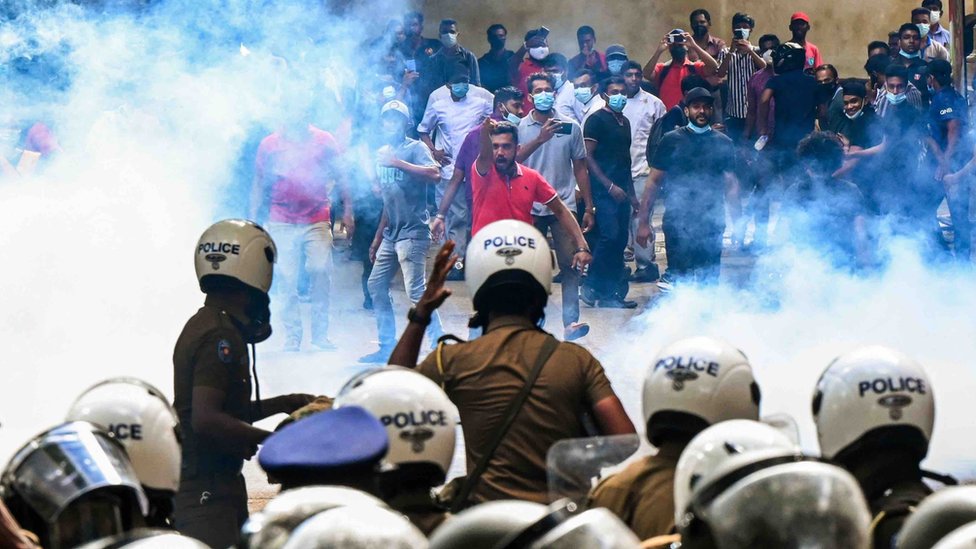 斯里蘭卡科倫坡警察施放催淚彈驅散抗議經濟崩潰的高中生（21/5/2022）