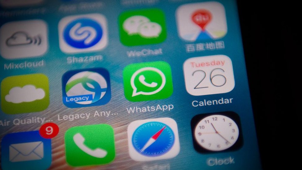 ¿Pagas más para que WhatsApp no te consuma datos? Foto: NICOLAS ASFOURI/AFP/Getty Images. Íconop de WhatsApp en un celular. Foto: NICOLAS ASFOURI/AFP/Getty Images