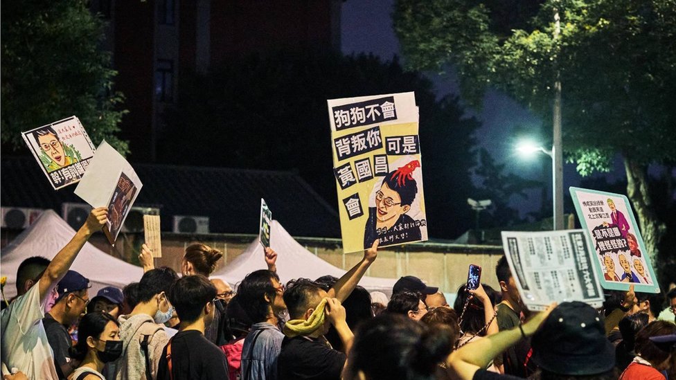 TAIPEI, TAIWAN - MAY 28: Thousands attend a protest against the Parliament reform bill outside of Legislative Yu during the vote for its pass in Taipei, Taiwan, on May 28, 2024. The legislators of Democratic Progressive Party (DPP) protest against the opposition Kuomintang (KMT), and Taiwan People's Party (TPP) over the parliament reforms. The Parliament reform bill has been passed. (Photo by Man Hei Leung/Anadolu via Getty Images)