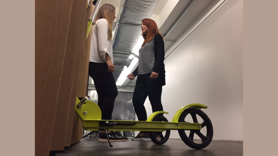 Un monopatín para adultos para desplazarse.. Monopatín