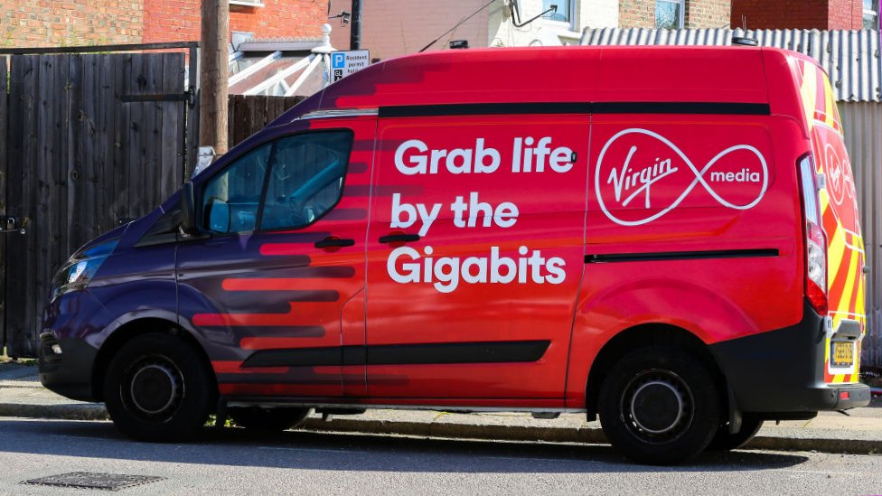 Фургон Virgin Media, припаркованный в Лондоне, украшенный логотипом компании и слоганом «Захвати жизнь гигабитами»