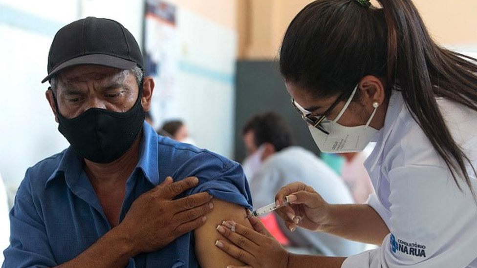 Homem recebe vacina no braço esquerdo