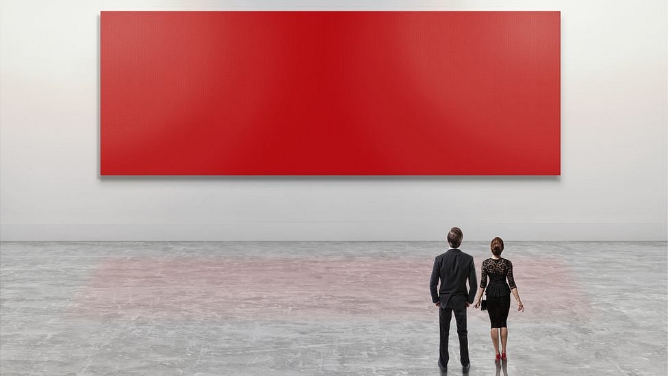 Pareja mirando un cuadro rojo