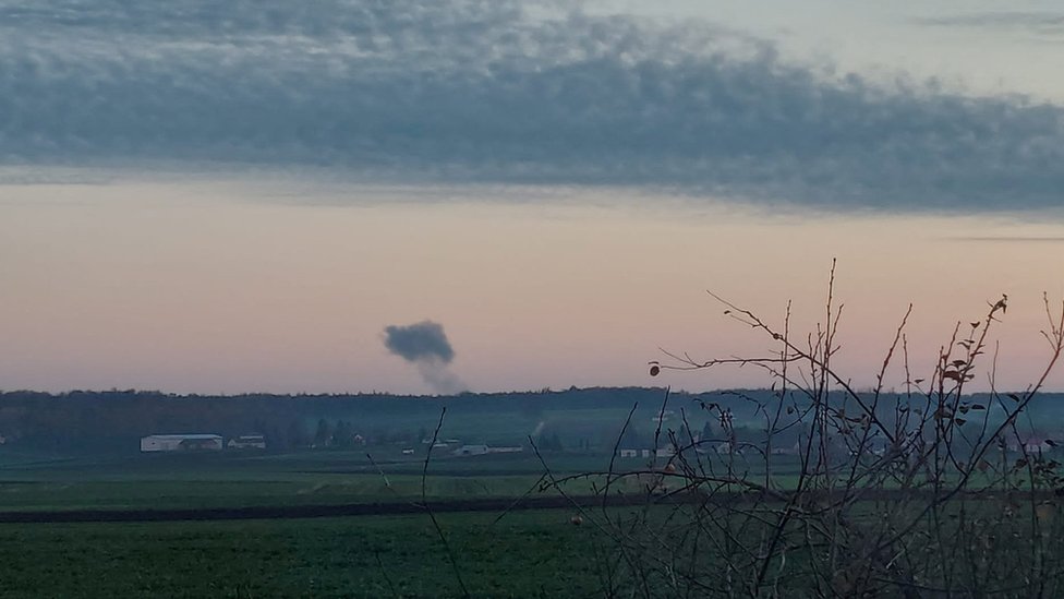 在靠近烏克蘭邊境的波蘭諾沃西奧爾基 (Nowosiolki) 看到遠處導彈落下後有濃煙升起。