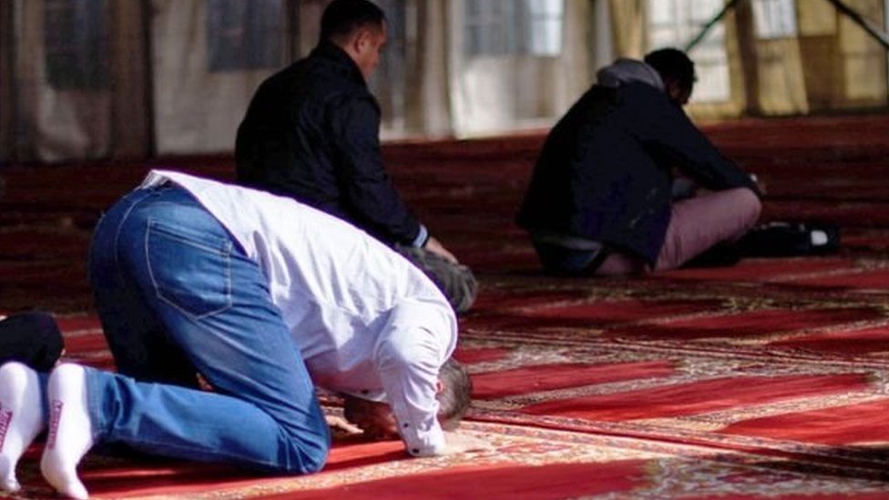 Foto ilustrasi: Warga yang tengah salat di masjid.
