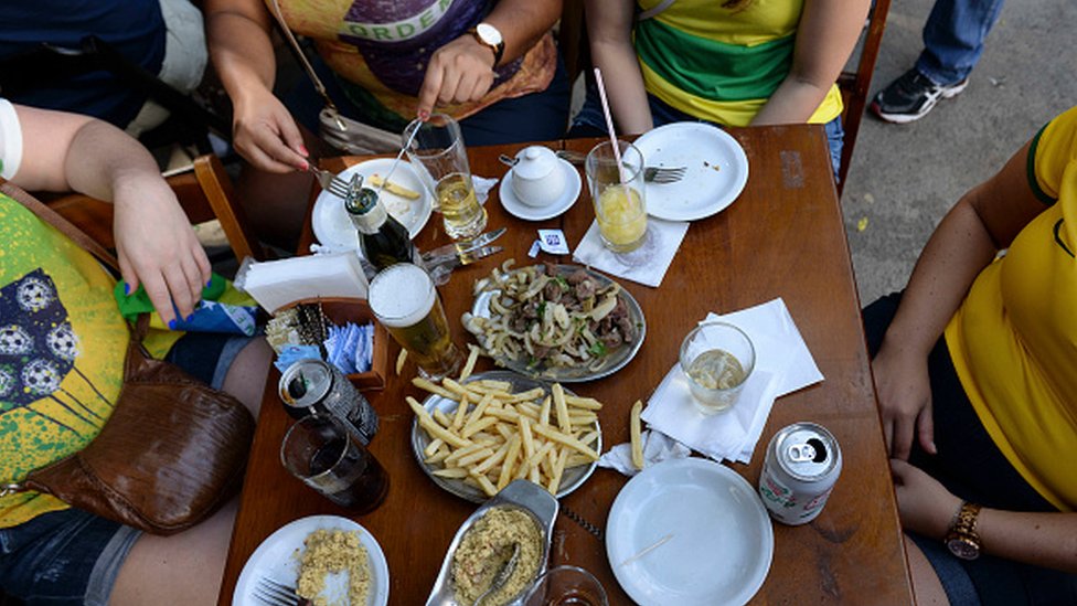 Brasileños comiendo en un restaurante