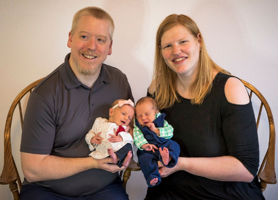 Rachel y Philip Ridgeway con sus gemelos recién nacidos Lydia y Timothy.