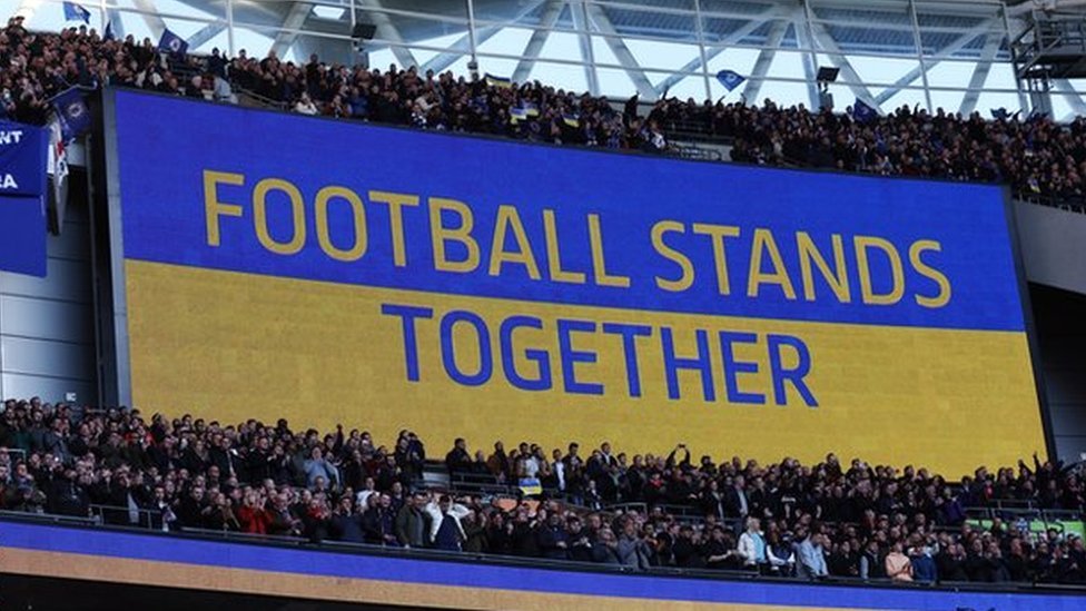 Cartel de apoyo a Ucrania en Wembley