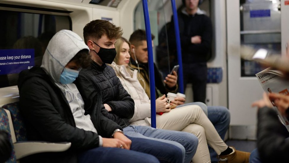Pasajeros con y sin máscaras en el Metro de Londres.
