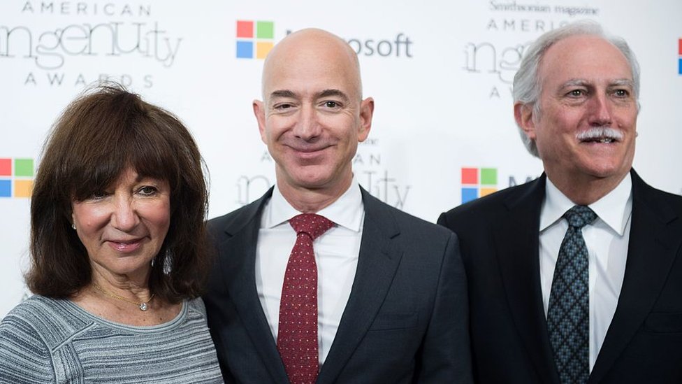 Jackie, Mike y Jeff Bezos.