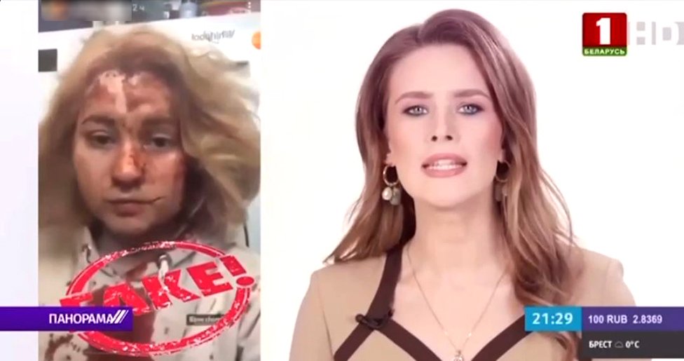 Presentadora de la TV estatal de Bielorrusia con la imagen de una mujer con la cara ensangrentada y el rótulo "falso" sobre esta