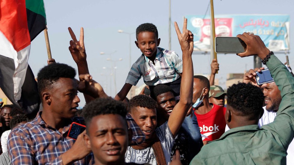 محتجون سودانيون