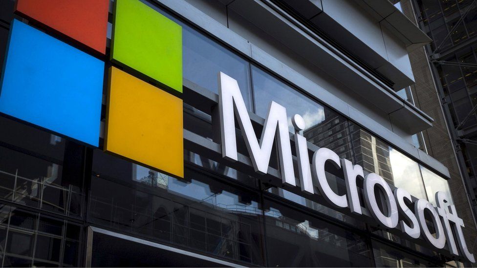 Logo de Microsoft afuera de unas oficinas.