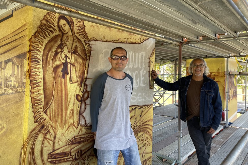 Alejandro Morales y Roberto R. Pozos frente a uno de los murales de Chicano Park financiado por Brown Image Car Club.