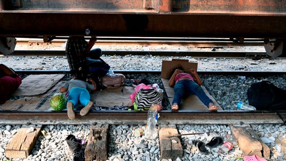 Niños migrantes durmiendo debajo de un tren en Chiapas.