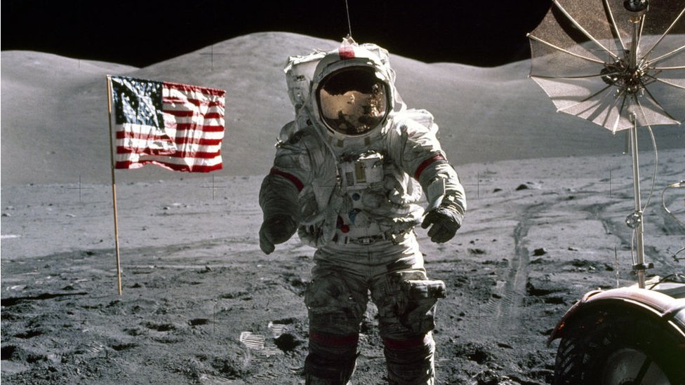 Un astronuata del Apolo 17 camina sobre la superficie de la luna