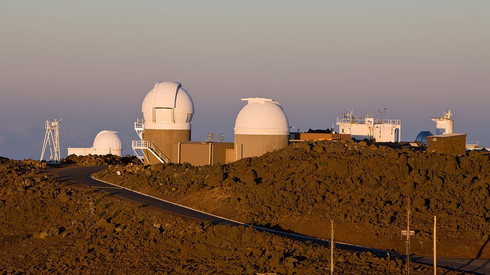 Telescopios en la cima de una montaña de Hawái