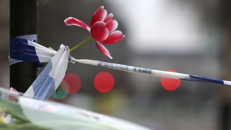 La Policía Metropolitana de Londres confirmó este jueves que los muertos son cuatro, incluido el atacante. Flor en el lugar del ataque