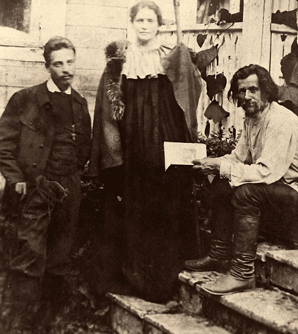 Lou Andreas-Salomé (centro) y Rainer Maria Rilke (izquierda) visitando al poeta ruso Spiridon Drozhzhin.
