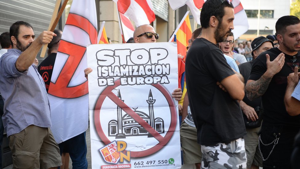 Miembros del grupo de derecha Falange se manifestaron este viernes en Barcelona contra una supuesta "islamización de Europa". Sanz