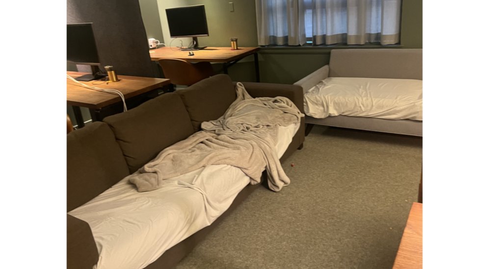 Dois sofás com roupa de cama sobre eles